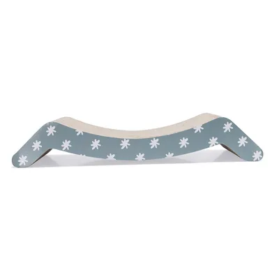 Griffoir en carton ondulé bleu avec motifs de fleurs blanches, forme incurvée, sans marque visible.