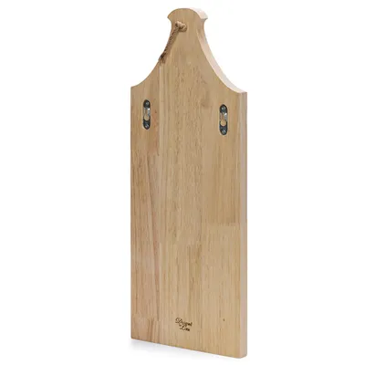 Tabla de madera con colgador y grabado 'Designed by Lotte'.