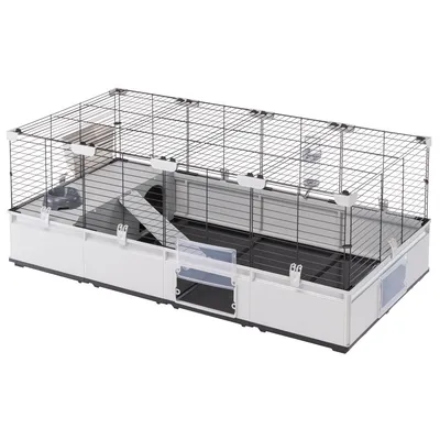 Grosses Gehege mit Metall-Gitterwänden, Kunststoffboden und integrierter Rampe. Sichtbare Türen und Futterbereich innen.