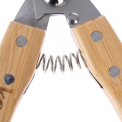 Nahaufnahme einer Krallenzange mit Holzgriffen und Metallfeder, geeignet für präzises Schneiden von Tierkrallen.