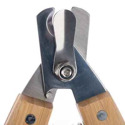 Nahaufnahme einer Krallenschere aus Metall mit Holzgriffen, geeignet für präzises Schneiden von Tierkrallen.