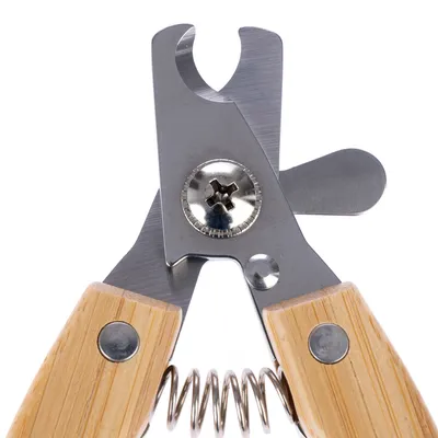 Nagelzange aus Edelstahl mit Holzgriffen und Federmechanismus, geeignet für präzises Schneiden.