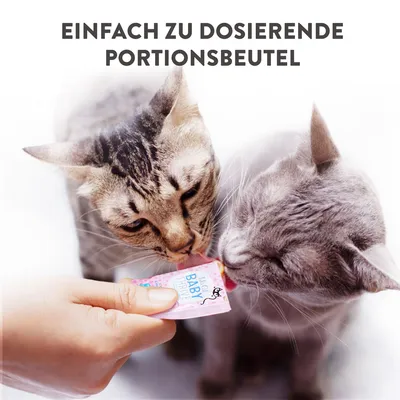 Zwei Katzen fressen aus einem Portionsbeutel mit der Aufschrift 'Baby Thrive'. Text: Einfach zu dosierende Portionsbeutel.