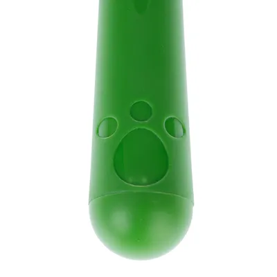 Zöld műanyag játék több nyílással, alkalmas interaktív játékhoz vagy jutalomfalat elrejtéséhez.