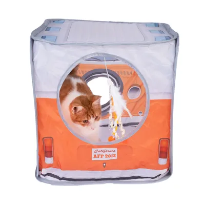 Katzenhöhle in Form eines orange-weissen Vans mit der Aufschrift 'California AFP 2012', Katze schaut aus dem runden Eingang, hängendes Spielzeug mit Federn sichtbar.