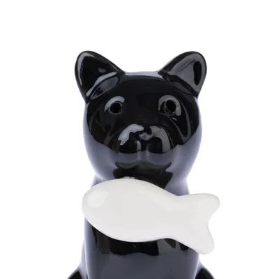 Figurine en céramique noire représentant un chat tenant un poisson blanc dans sa bouche.