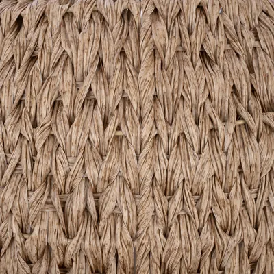 Gros plan sur un tressage de fibres naturelles, aspect paille ou rotin. Matériau visible : fibre végétale tressée.