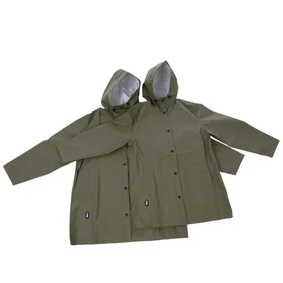 Zwei olivgrüne Regenjacken mit Kapuze, Knopfleiste und Taschen. Geeignet für Outdoor-Aktivitäten bei Regen.