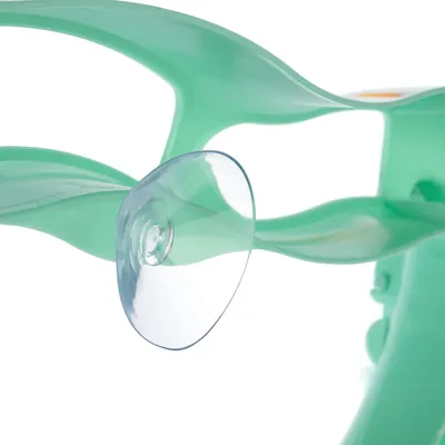 Jucărie din plastic verde cu suport transparent cu ventuză, potrivită pentru fixare pe suprafețe netede.