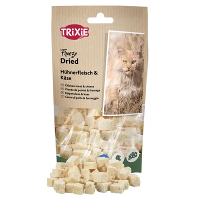 Trixie Freeze Dried carne de frango e queijo. Snacks liofilizados para animais de estimação, embalagem com imagem de um retrato de gato e cubos do produto.