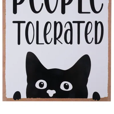 Schriftzug 'People Tolerated' mit Illustration eines schwarzen Katzenkopfes, der über den unteren Rand schaut.