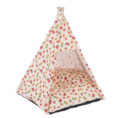 Tente tipi pour animaux avec armature en bois et tissu imprimé motifs pastèques, ananas et glaces, coussin assorti à l’intérieur. Aucun logo ou texte visible.