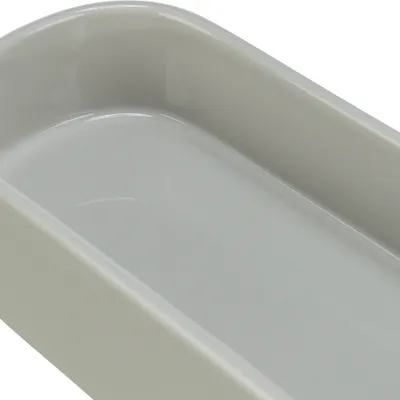Šedá, obdélníková keramická miska se zaoblenými rohy, vhodná na krmivo nebo vodu.