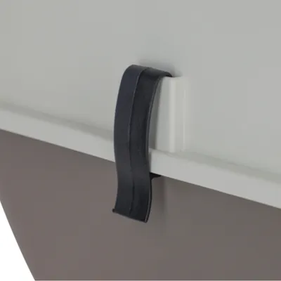 Detailný záber na čiernu plastovú sponu, ktorá spája dve časti produktu.