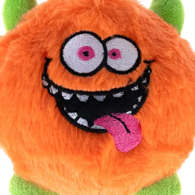 Pluche speelgoed in oranje met geborduurd gezicht, grote ogen en uitgestoken tong.