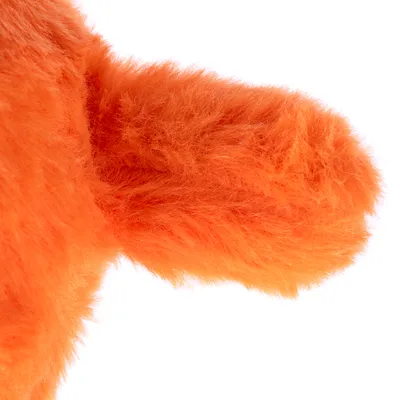Close-up van oranje pluchemateriaal, mogelijk onderdeel van een speelgoed of accessoire.