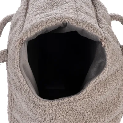 Sac beige en tissu doux avec fermeture éclair, intérieur ouvert visible.