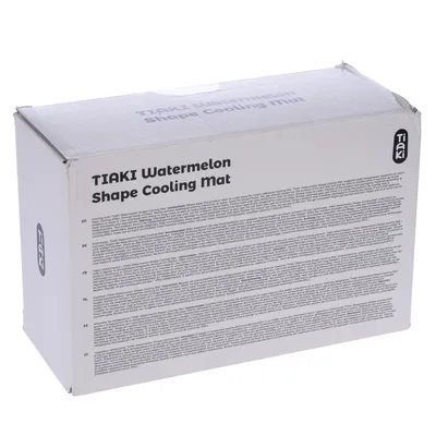Emballage de TIAKI Watermelon Shape Cooling Mat avec description multilingue visible, nom du produit en anglais sur le devant. Marque TIAKI affichée sur le côté.