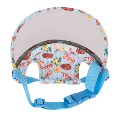 Jasnoniebieska osłona przeciwsłoneczna dla zwierząt z kolorowym wzorem krabów, cytryn i precli. Regulowany pasek z plastikowym zapięciem.