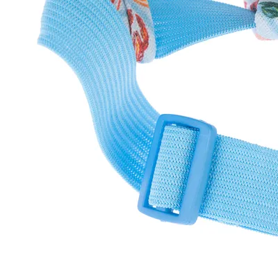 Zbliżenie na niebieski regulowany pasek z plastikową klamrą i kwiatowym wzorem na tkaninie.