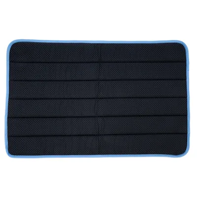 Czarna, pikowana mata z niebieską lamówką, prostokątny kształt, drobny wzór kropek na powierzchni.