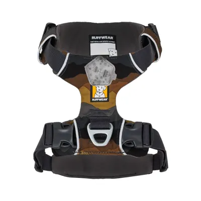 Ruffwear Hundegeschirr mit Camouflage-Design, reflektierendem Lichtpunkt und robusten Schnallen. Etikett für Namen und Telefonnummer sichtbar.