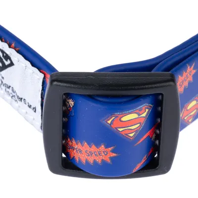Collier bleu pour animal avec boucle noire, motifs Superman et texte visible « SUPER SPEED » sur le collier.