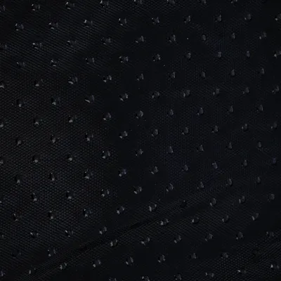 Zbliżenie na czarny, antypoślizgowy materiał z małymi punktami dla lepszej przyczepności.