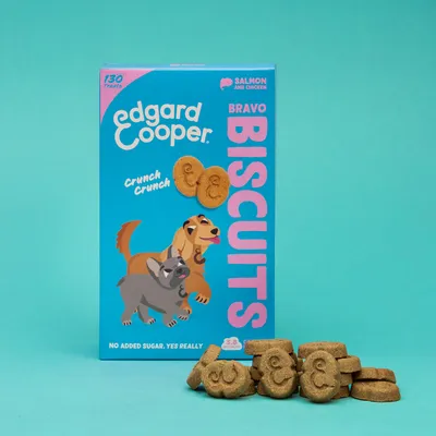 Edgard Cooper Bravo Biscuits, 130 stuks, smaak salmon and chicken. Tekst: Crunch Crunch, no added sugar. Hondenkoekjes zichtbaar voor de verpakking.