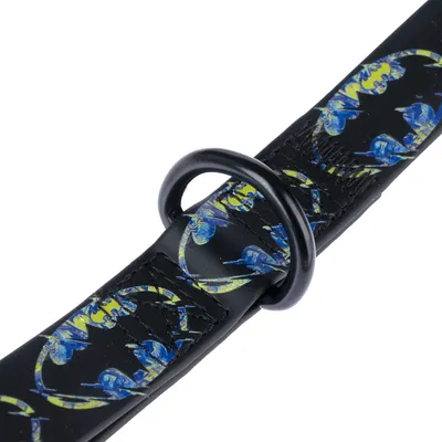 Zwarte halsband met blauw-gele vleermuismotieven en zwarte metalen ring.