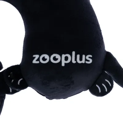 Fekete plüssjáték nyomtatott zooplus-logóval.