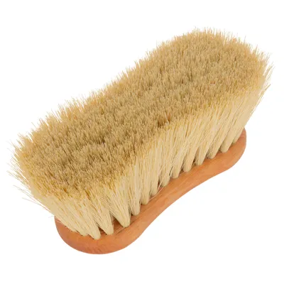 Szczotka z drewnianą rączką i gęstym, jasnym włosiem, odpowiednia do czyszczenia lub pielęgnacji.