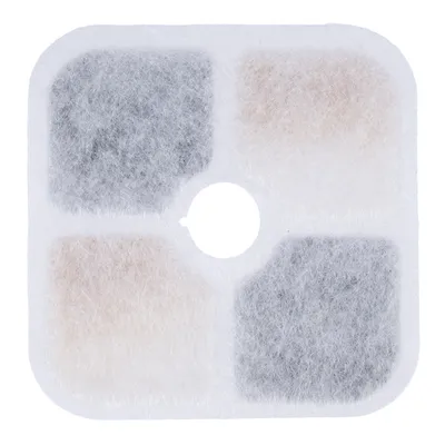Ersatzfiltermatte mit vier farbigen Filterschichten und zentralem Loch, passend für Trinkbrunnen.