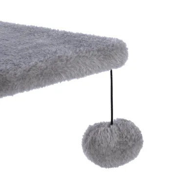 Plataforma gris y mullida con pelota de juego colgante en una cuerda.