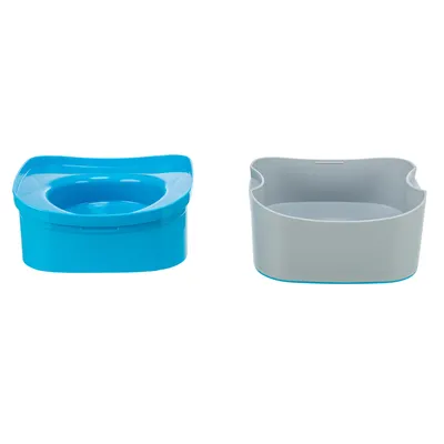 Due lettiere per gatti in plastica: una blu con bordo arrotondato e una grigia con lati rialzati.