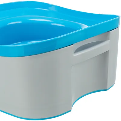 Scatola in plastica grigia con coperchio blu e maniglia laterale, adatta per la conservazione.