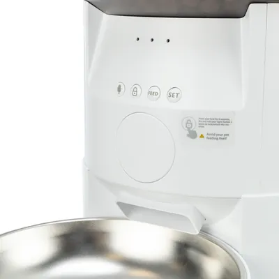 Automatische voerdispenser met bedieningselementen: microfoon, slot, Feed en Set. Opmerking: houd 5 seconden ingedrukt om te vergrendelen. Voorkom zelfstandig voeren door uw huisdier.