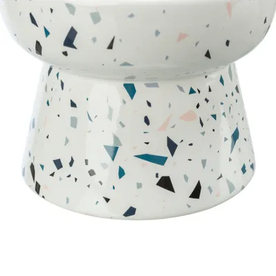 Bol ceramic cu picior înălțat, design alb cu modele geometrice colorate în albastru, negru și roz.
