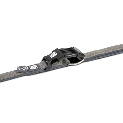 Hondenhalsband van Most Moos met kliksluiting en metalen ring, grijs design met patroon.