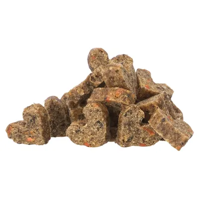 Snack a forma di cuore con ingredienti visibili come pezzi di carota, colore marrone, adatto come spuntino o ricompensa.