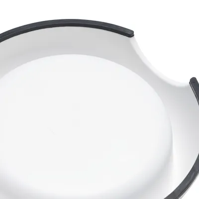 Weisse Futterschale mit schwarzem Rand, Design by Lotte sichtbar auf der Oberfläche.