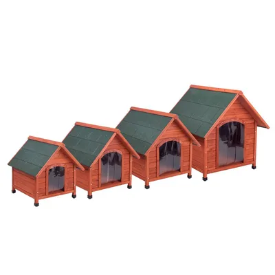 Quatre niches pour chien en bois avec toit vert, alignées par taille croissante, portes en plastique transparent, pieds noirs visibles sous chaque niche.