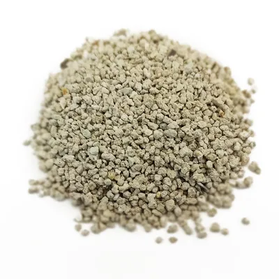 Hög med ljusgråa gryn, lös kattsand utan synlig förpackning eller varumärke.