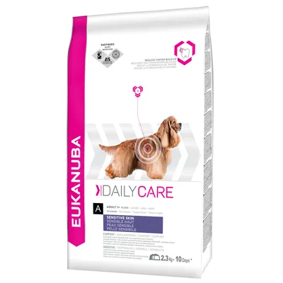 Eukanuba Daily Care Sensitive Skin hundefoder, 2,3 kg. Tekst: Adult 1+ years, All breeds, Sensitive skin, Comfort, 10 days. Billede af hund og grafisk markering på kroppen.