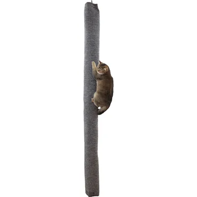 Griffoir vertical gris en tissu, fixé au mur, avec un chat adulte accroché dessus. Aucun texte ou marque visible.