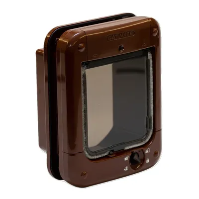 Chatière marron Cat Mate avec porte transparente et molette de verrouillage à 4 positions visible en bas, cadre en plastique.