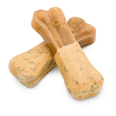 Dos snacks para perros en forma de hueso con aspecto bicolor: mitad superior marrón, mitad inferior beige con motas de hierbas.