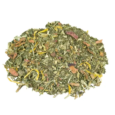 Směs sušených bylin, květů a zeleniny. Viditelné jsou žluté okvětní lístky, zelené kousky bylin a oranžové kousky zeleniny.