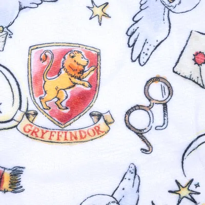 Illusztrációk Gryffindor-címerrel, szemüveggel, csillagokkal és levél szimbólumokkal fehér háttéren.