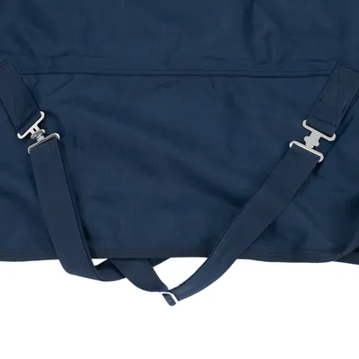 Dunkelblauer Stoff mit zwei verstellbaren Gurten und Metallverschlüssen, geeignet für Befestigung oder Transportzwecke.